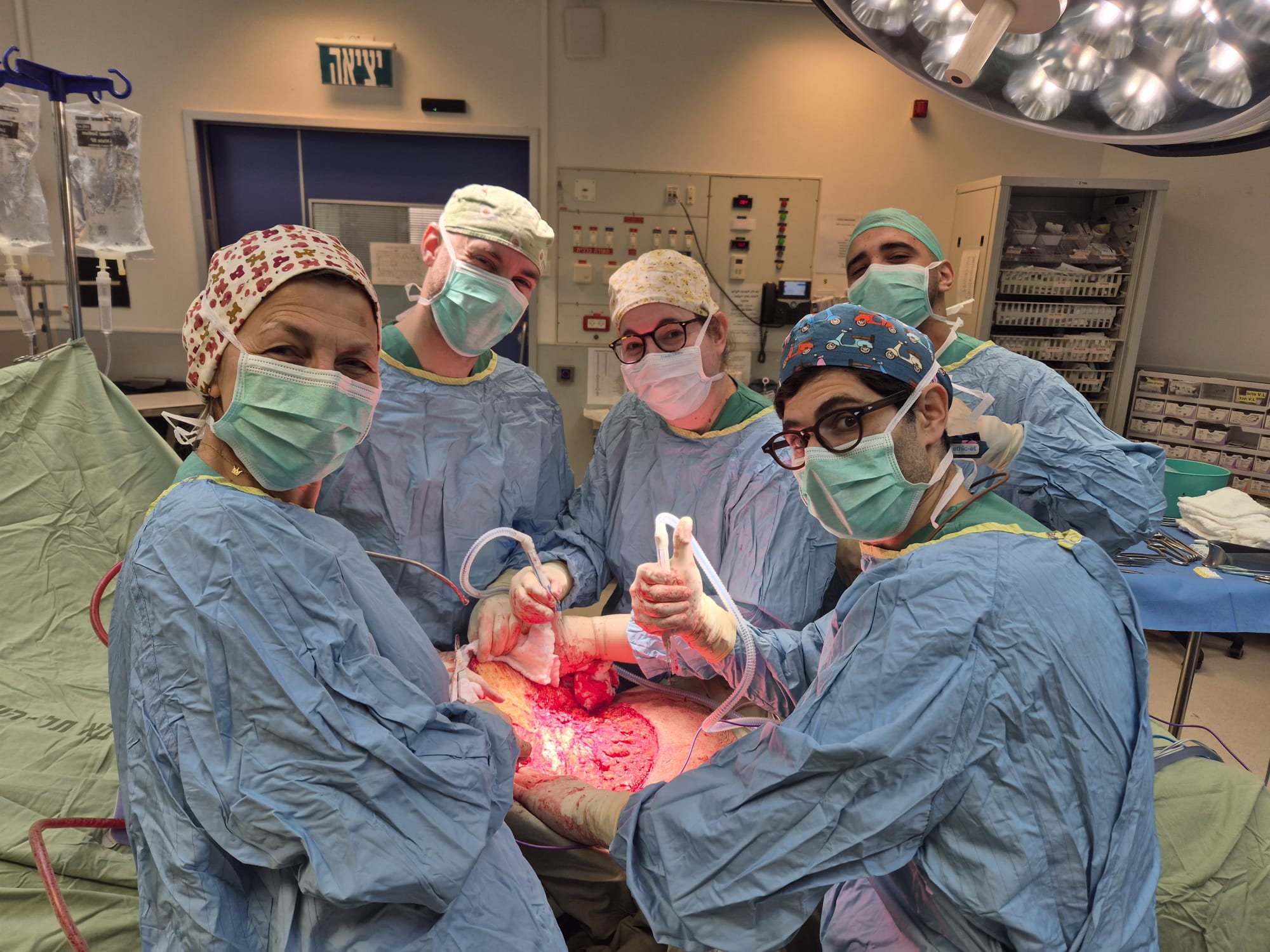 צוות ניתוחי — ד״ר נבו בחדר הניתוח