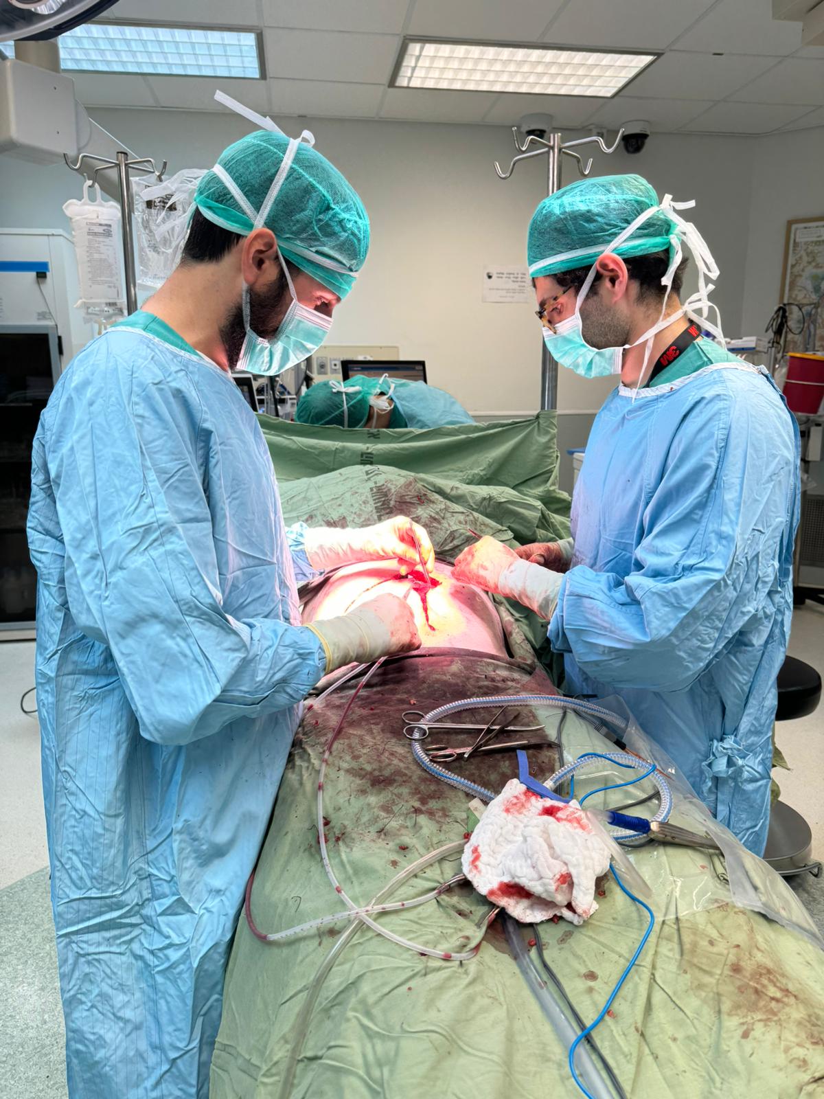 ד״ר נבו בחדר הניתוח